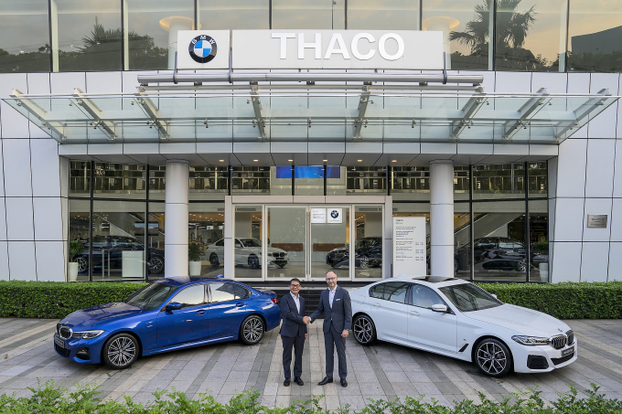 Ông Trần Bá Dương (trái) và ông Lars Nielsen, giám đốc điều hành BMW châu Á tại showroom BMW ở TP Thủ Đức. Ảnh: BMW