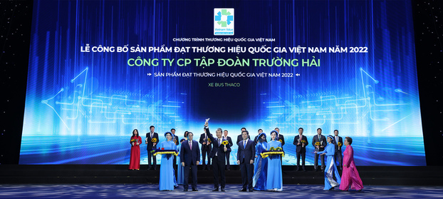 Ông Đàm Đình Thông - Phó TGĐ THACO AUTO phụ trách miền Bắc nhận danh hiệu Thương hiệu Quốc gia 2022