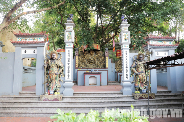 Bên trái đền Liễu Giáp là đền thờ Trung Sơn - Thạch Thần.