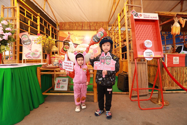 Những em nhỏ đáng yêu trong gian hàng tương ớt phở CHIN-SU