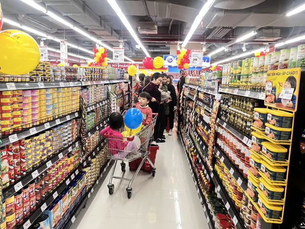 Khách hàng đến mua sắm dịp khai trương siêu thị WinMart Đông Hội