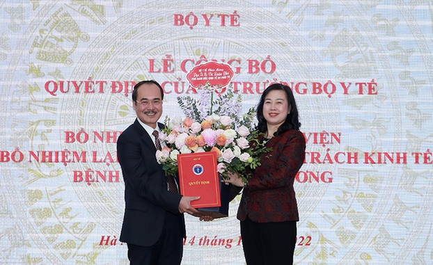 Bộ trưởng chúc mừng PGS.TS Vũ Xuân Phú được bổ nhiệm lại chức vụ Phó Giám đốc phụ trách kinh tế của Bệnh viện Phổi Trung ương.