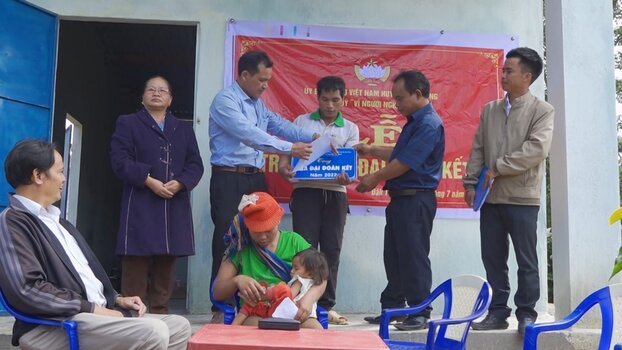 Ủy ban Mặt trận Tổ quốc Việt Nam huyện Kon Plông bàn giao nhà Đại đoàn kết cho hộ nghèo