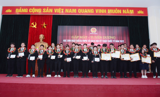 Vinh danh học sinh đoạt giải kỳ thi Olympic và Khoa học kỹ thuật quốc tế năm 2022.