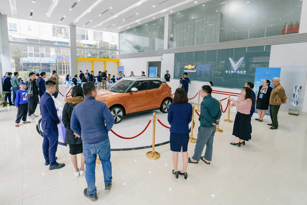  VF 5 Plus thu hút sự chú ý của khách hàng tại showroom VinFast Vinh (Nghệ An).