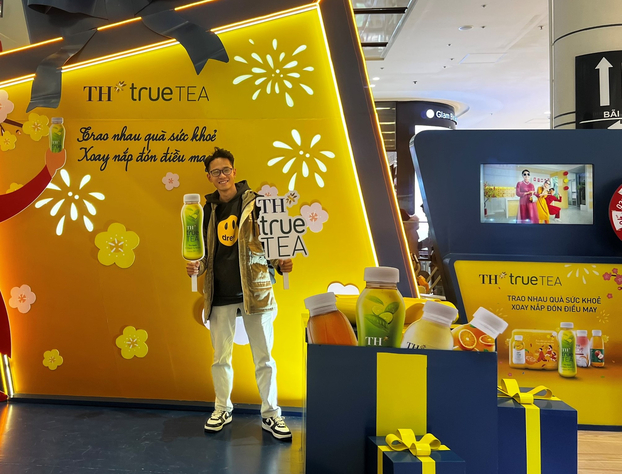 Khách hàng check-in tại booth chương trình “Trao nhau quà sức khỏe, xoay nắp đón điều may”