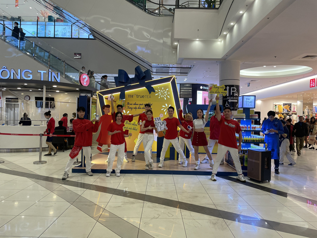 Hòa cùng không khí đón xuân đang ngập tràn, màn trình diễn flashmob cực kỳ sôi động tại Aeon Mall Long Biên (Hà Nội) đã tạo nên không khí ấm áp, vui tươi, giúp các gia đình có cơ hội chia sẻ niềm vui cùng nhau sau một tuần làm việc mệt mỏi. 