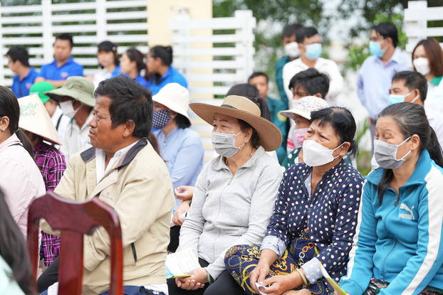 Quang cảnh chương trình trao quà Tết