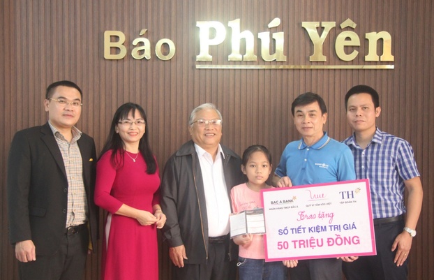  Ông Phan Viết Khánh, Giám đốc Ngân hàng TMCP Bắc Á (Bac A Bank) chi nhánh Phú Yên (ngoài cùng bên trái) và ông Lưu Hoài Nam, Giám đốc Công ty TNHH Trang trại bò sữa Công nghệ cao Phú Yên (Tập đoàn TH) (ngoài cùng bên phải) trao sổ tiết kiệm trị giá 50 triệu đồng hỗ trợ hai em.