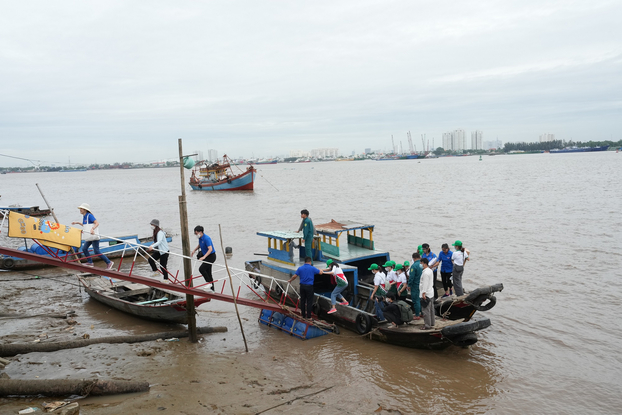 Từ sáng sớm, đoàn đã di chuyển đến thăm bà con ở Doi Mỹ Khánh