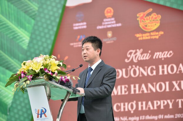 Ông Bùi Huy Quang - PGĐ Trung tâm Xúc tiến Đầu tư, Thương mại, Du lịch TP Hà Nội phát biểu tại hội chợ Tết Happy 2023.