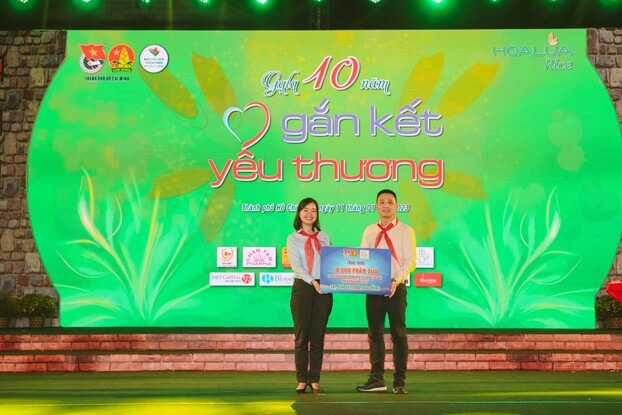 Chương trình “Trao nhau quà sức khỏe – Xoay nắp đón điều may” trao tặng hơn 10,000 suất quà đến thiếu nhi có hoàn cảnh khó khăn