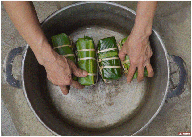 Luộc bánh chưng là khâu rất quan trọng để có chiếc bánh chưng ngon.