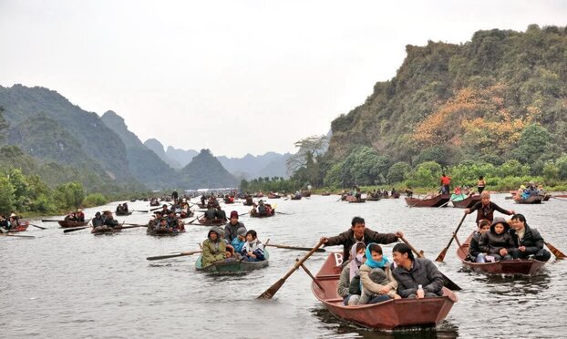 Chùa Hương là một trong những địa điểm du xuân đầu năm được nhiều người yêu thích. Ảnh minh họa