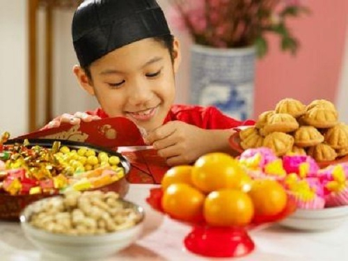 Để bữa ăn ngày Tết của trẻ đủ dinh dưỡng, cha mẹ cần cho trẻ ăn những thực phẩm phù hợp với tuổi, hạn chế bánh kẹo ngọt, đồ uống có ga. Ảnh minh họa