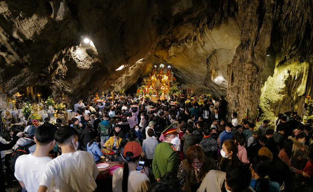 Hơn 40.000 du khách tới chùa Hương ngày khai hội.