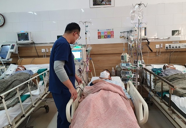 Bác sĩ Trung tâm Chống độc đang thăm khám cho bệnh nhân ngộ độc cồn công nghiệp methanol điều trị tại Trung tâm