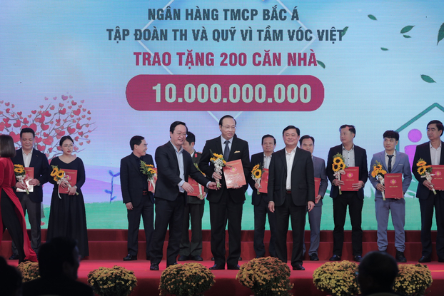 Đại diện Ngân hàng TMCP Bắc Á, Tập đoàn TH và Quỹ Vì Tầm Vóc Việt ủng hộ 10 tỷ đồng hỗ trợ xây dựng 200 căn nhà cho người nghèo, người có hoàn cảnh khó khăn tại Nghệ An giai đoạn 2023-2025.