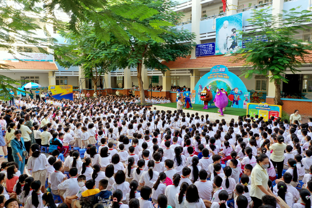 Các học sinh trường Tiểu học Lê Văn Tám (quận 7, TP HCM) tham gia chương trình ngoại khóa do thương hiệu Sữa chua uống SuSu và Sữa trái cây Hero của Vinamilk tổ chức vào ngày 29/11/2022. Ảnh: Vinamilk