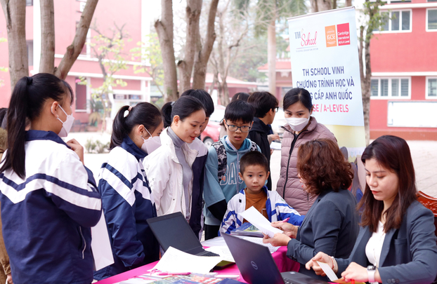 Phụ huynh tìm hiểu thông tin Ngày hội Học thử & Trải nghiệm tại cơ sở Vinh