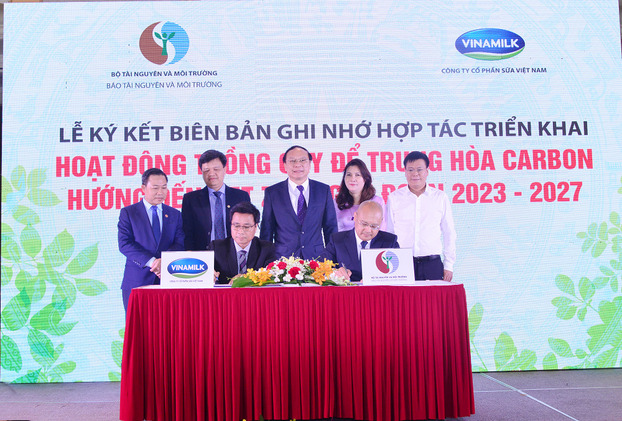 Đại diện Vinamilk và Bộ Tài nguyên và Môi trường kí biên bản ghi nhớ vào cuối năm 2022