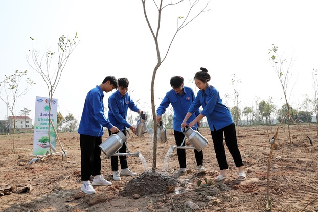 Các đoàn viên thanh niên cũng hăng hái tham gia trồng cây để góp phần bảo vệ môi trường, nâng cao môi trường sống tại huyện Mê Linh – “cột mốc xanh” đầu tiên của dự án