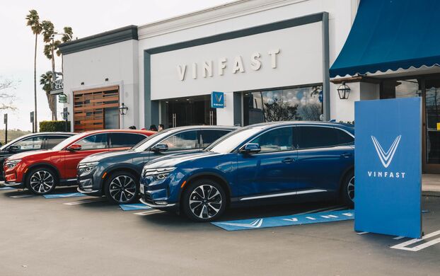  Những chiếc xe điện VF 8 City Edition chuẩn bị bàn giao tại cửa hàng VinFast Marina Del Rey.