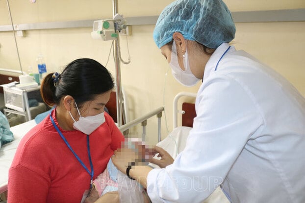 Trẻ hơn 1 tháng tuổi bị thoát vị bẹn được nhân viên y tế chăm sóc sau phẫu thuật