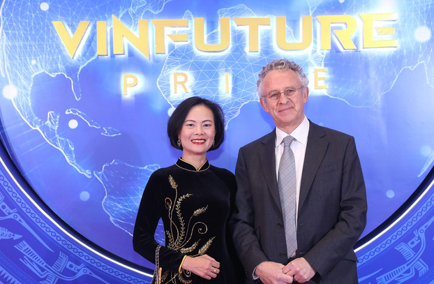 GS Nguyễn Thục Quyên và GS Sir Richard Henry Friend (chủ tịch Hội đồng Giải thưởng VinFuture) tại Lễ Trao giải VinFuture ngày 20/12/2022