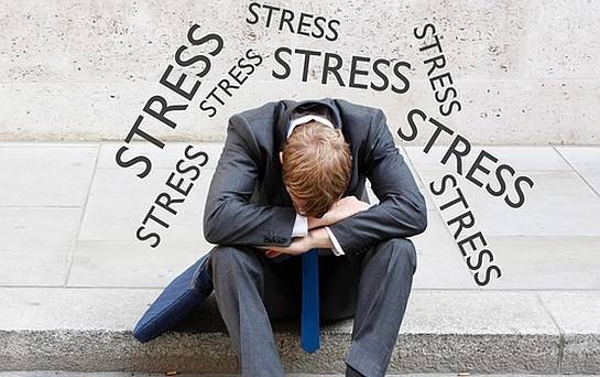 Stress, căng thẳng trong cuộc sống, áp lực công việc là một trong những nguyên nhân gây ra tình trạng đau nửa đầu. Ảnh minh họa