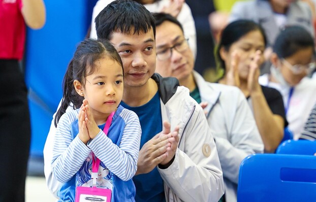 Bé Phạm Bảo Châu và bố tham gia các hoạt động học và trải nghiệm tại TH School.