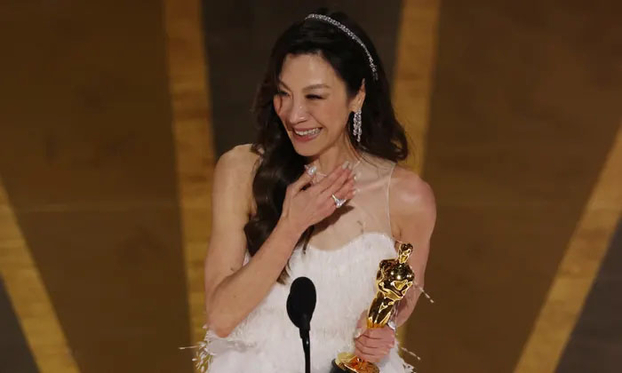 Dương Tử Quỳnh giành giải Nữ chính xuất sắc nhất Oscar 2023 với tác phẩm Everything Everywhere At Once - Ảnh: Reuters