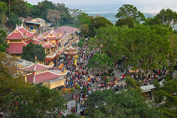 Hệ thống chùa tại lưng chừng núi Bà Đen