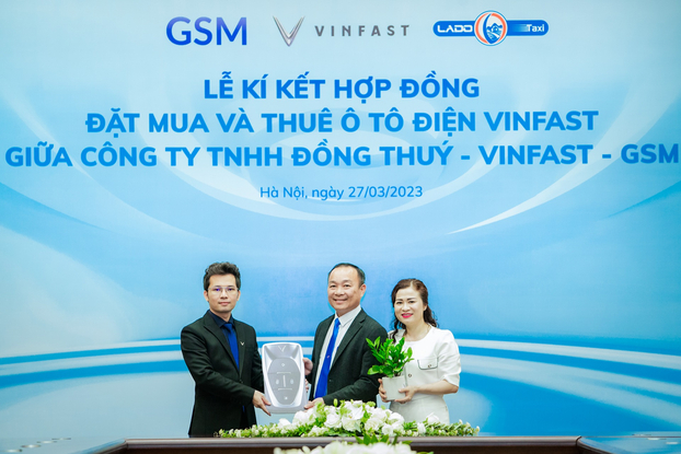 Ông Nguyễn Văn Thanh - Tổng giám đốc Công ty GSM kiêm Phó Tổng giám đốc VinFast Việt Nam và ông Nguyễn Ngọc Đồng - Tổng giám đốc Công ty TNHH Đồng Thuý ký kết hợp đồng mua và thuê xe ô tô điện VinFast.