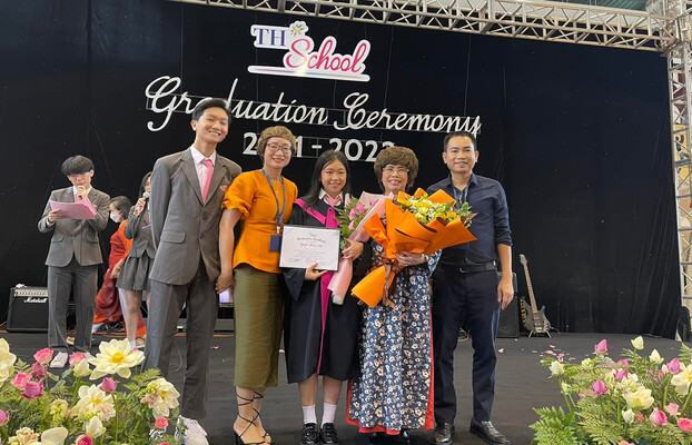 Gia đình Trâm Anh – Tuấn Kiệt chụp ảnh cùng AHLĐ Thái Hương – Nhà Sáng lập TH School trong lễ tốt nghiệp của Trâm Anh