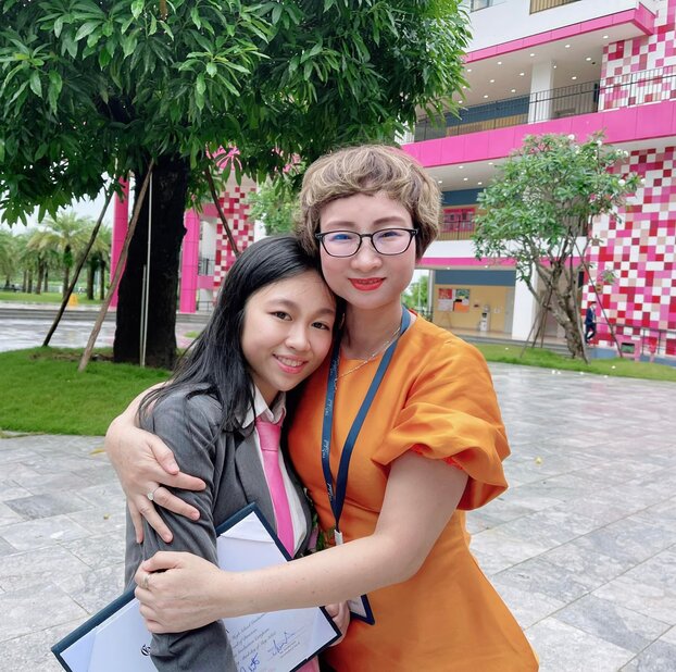 Chị Diệp Anh cùng con gái tại trường nội trú TH School Hòa Lạc