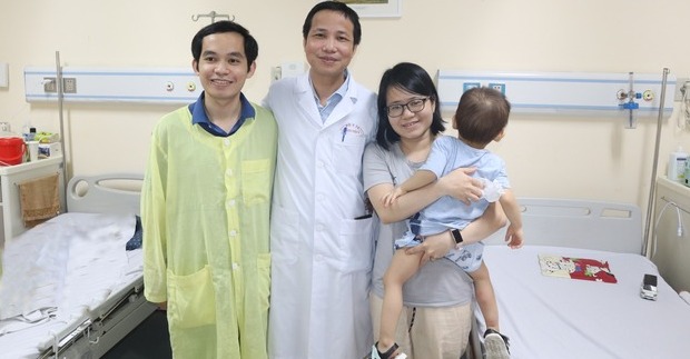 TS.BS Nguyễn Đình Liên và gia đình bé sau khi bé phẫu thuật thành công, chuẩn bị xuất viện.