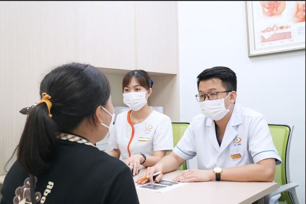 BSCKI Nguyễn Thành Trung khám và tư vấn bệnh nhân.