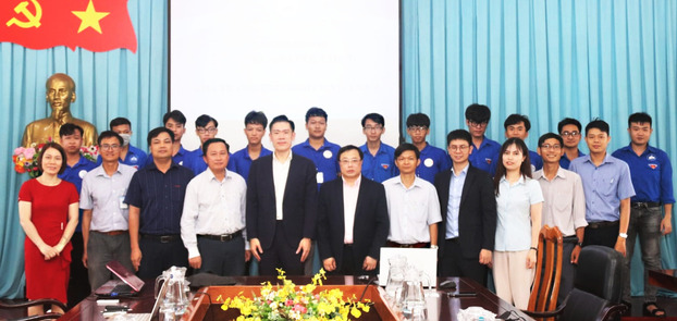 Đại diện trường Đại học Nha Trang cùng ông Winston Tan – Phó Chủ tịch Quản lý Bán hàng, khu vực ASEAN, và ông Andy Law – Giám đốc Ứng dụng, khu vực Châu Á, Avnet    