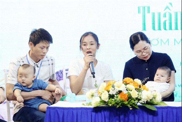 Hai vợ chồng chị Đinh Thị Niềm và anh Nguyễn Văn Yên xúc động chia sẻ tại chương trình.
