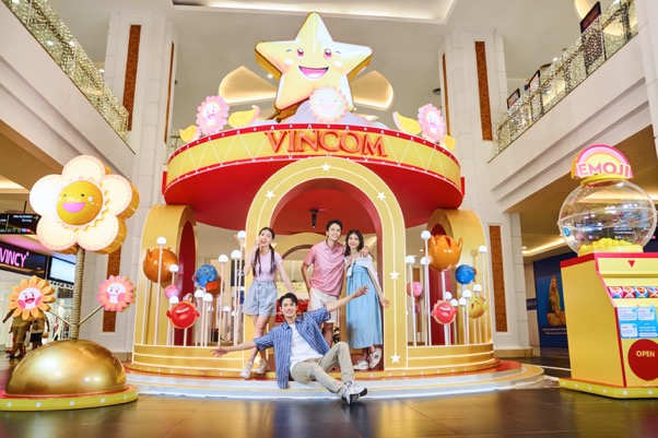 Nhóm bạn rủ nhau “lên đồ” với outfit ngập sắc hè của Uniqlo, cùng nhau check-in đầy hứng khởi tại “Vùng đất mặt trời” Vincom Mega Mall Royal City