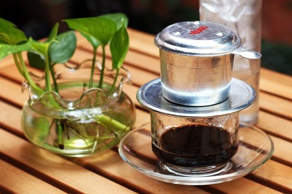 Uống cafe giúp tinh thần sảng khoái nhưng cũng không nên uống quá nhiều.