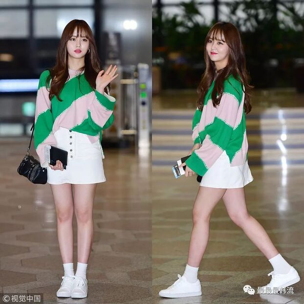 Kim So Hyun kết hợp áo phông rộng màu sắc nổi bật cùng chân váy chữ A trắng đơn giản