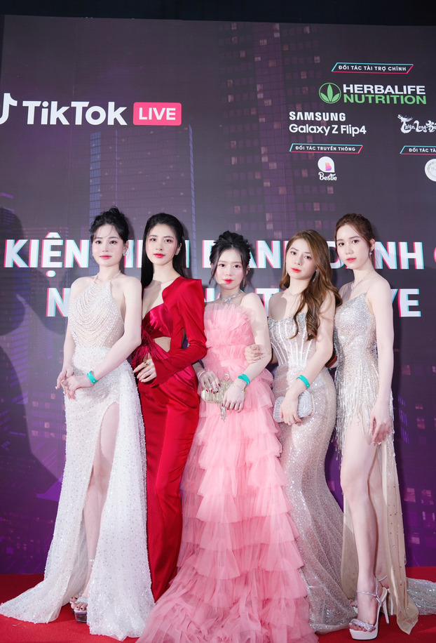 Ngô Dĩnh Hà tham dự Sự kiện TikTok cùng các Idol Live nổi tiếng     