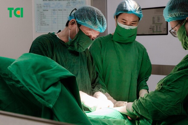 Các bác sĩ tiến hành cắt bỏ khối u xơ cho bệnh nhân T. (Ảnh BVCC)