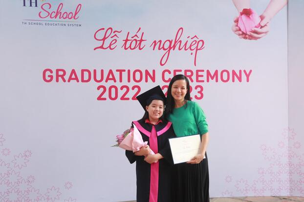 Chị Minh Trang và con gái Daisy tại buổi lễ tốt nghiệp