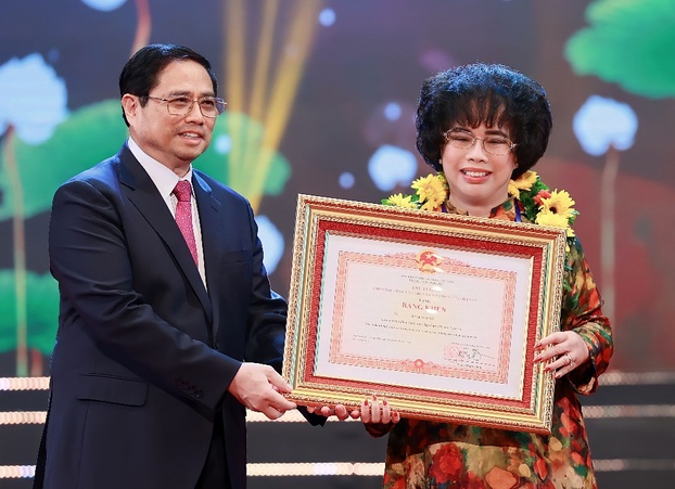 Thủ tướng Chính phủ Phạm Minh Chính trao tặng Bằng khen điển hình tiên tiến ứng dụng công nghệ số vào sản xuất tới Anh hùng lao động Thái Hương