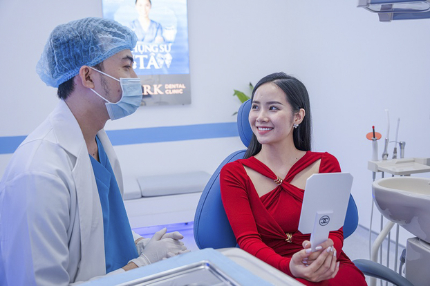 Bác sĩ tại Shark Dental Clinic sẽ giúp khách hàng lựa chọn hình dáng, khuôn răng và màu răng sứ thích hợp