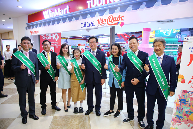 Đoàn đại biểu ghé thăm siêu thị WinMart Royal City