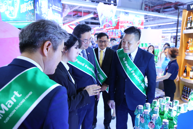 Ông Nguyễn Trọng Tuấn - Giám đốc vận hành chuỗi WinMart đón tiếp ông Chung Hwang-keun - Bộ trưởng Bộ Nông nghiệp, Thực phẩm và Nông thôn Hàn Quốc